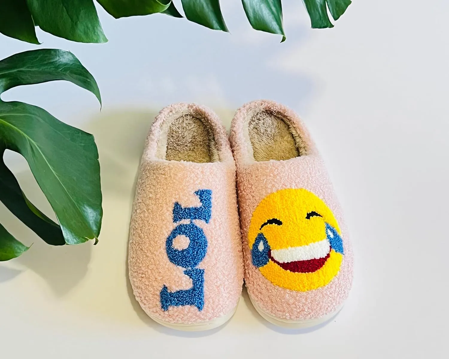 Smiley Face Slippers for Women Soft Plush Lightweight Cozy Indoor and Outdoor Slippers Slip-on House slippers, Slippers for Men Slip-on Anti-Skid Sole Smiley Slippers for girls Cute and Cumfy