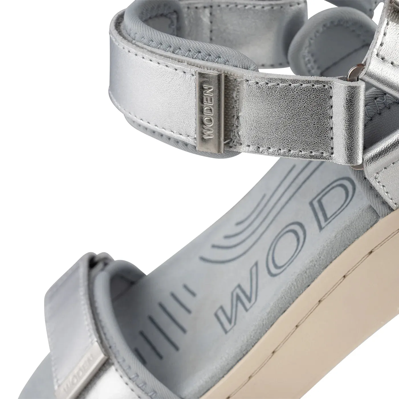 Woden - Line Metallic Sandal in SIlver